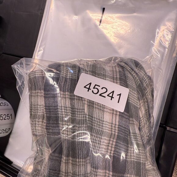 Universal Thread Blouse Women S Small Gray Plaid 1/2 Button V-Neck Long Sleeve - Picture 7 of 7